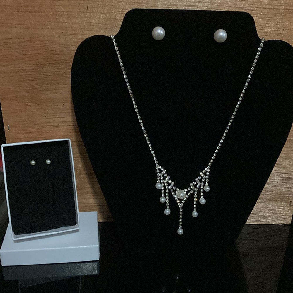 Dressy rhinestone and faux pearl necklace with earrings - Picture 2 of 5